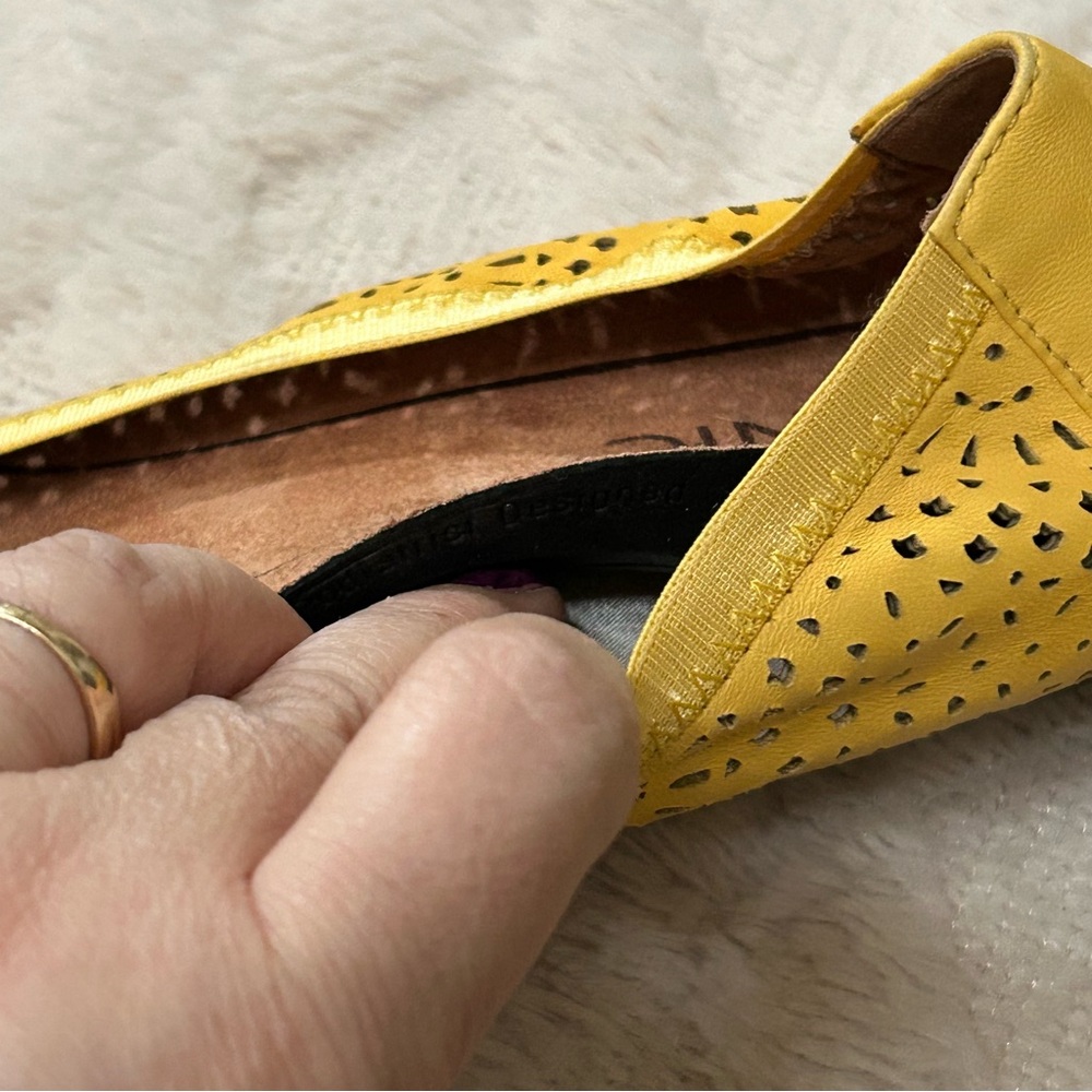 Vionic Robyn Perforated Flats Yellow Size 8 M Buttercup EUC Worn Once - Picture 11 of 12
